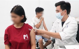 Nhiều nơi ghi nhận người dân đi tiêm vắc xin não mô cầu tăng, bác sĩ lưu ý gì?