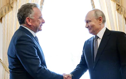 Đặc phái viên Mỹ gặp ông Putin ở cung điện St. Petersburg