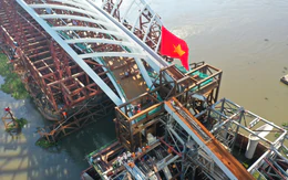 Sáng 21-10: Đã sẵn sàng hợp long cầu đi bộ qua sông Sài Gòn