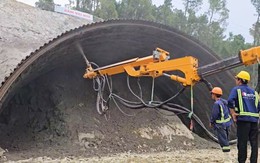 Cận cảnh đào hầm xuyên núi trên cao tốc gần 24.000 tỉ đồng nối Nghệ An với Lào  