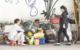 Bán bánh canh cho khách, anh thổi 'phù' một cái vào túi ni lông rồi bỏ thức ăn vào