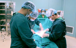 Suýt hoại tử tinh hoàn vì tự đeo vòng kim loại 3cm