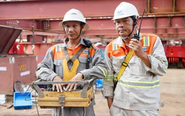 Rút siêu sà lan cùng hệ khung đỡ 2.000 tấn sau hợp long cầu đi bộ qua sông Sài Gòn