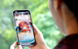 Mặt tròn bất thường, da dễ bầm sau khi uống thuốc chữa tiểu đường trên mạng