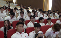 Tân sinh viên háo hức chờ nhận học bổng Tiếp sức đến trường tại Cần Thơ