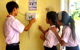 Trường vùng cao Quảng Trị dùng hệ thống quét thẻ tự chế điểm danh học sinh