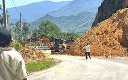 Đèo Khánh Lê dừng xe từng đợt 30 phút để xử lý sạt lở, người đi đường chú ý
