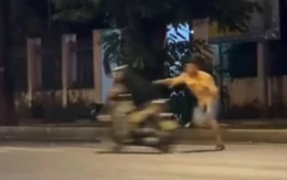 Người đàn ông bị tâm thần cầm dây nịt đánh người đi đường