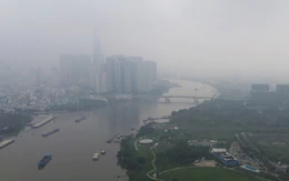 Mây mù dày đặc ở trung tâm TP.HCM, Landmark 81 ẩn hiện trong sương