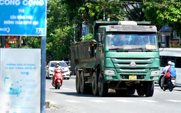Loạt xe ben chở đất 30 tấn dán chữ ‘TQ’ vẫn chạy vào đường cấm xe tải trên 2,5 tấn
