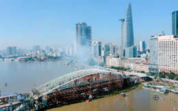 Nhìn lại toàn cảnh hải trình 124km đưa 'lá dừa nước thép' về hợp long cầu đi bộ qua sông Sài Gòn