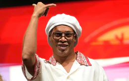 Ronaldinho trở lại thi đấu chuyên nghiệp ở tuổi 46