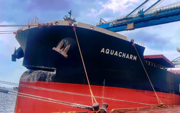 Tàu AQUACHARM va vào cầu cảng ở Dung Quất bị bắt giữ: Khi nào được rời cảng?