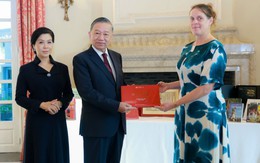 Tổng Bí thư, Chủ tịch nước Tô Lâm và Phu nhân tặng sách cho Thư viện Hoàng gia Bỉ