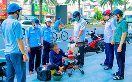 Xử lý người phụ nữ mang theo con riêng của người tình xin ăn trên phố