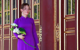 Người mẫu mặc hanbok ở Ngọ Môn gây tranh cãi: Cần chọn trang phục phù hợp khi tham quan di sản cung đình