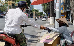 Biết vé số không trúng nhưng vẫn mua vì muốn giúp người bán dạo, đổi lấy vài phút hồi hộp vào buổi chiều