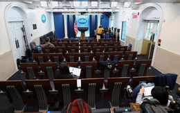 Ông Trump tính dời phòng họp báo Nhà Trắng, gọi phóng viên là 'nhóm tin giả'