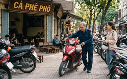 Khách nên tự dắt xe hay để người giữ xe lớn tuổi phải 'hóp bụng' dùng sức khi dắt?