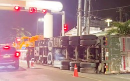Xe container chở 4 cuộn thép lật ở Đồng Tháp: Phạt chủ xe 70 triệu đồng, tài xế 10 triệu