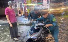 Bạn trẻ TP.HCM giúp dân vượt triều cường