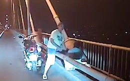 Video nữ tài xế taxi kịp thời khuyên ngăn người mẹ ôm con bên lan can cầu Rạch Miễu