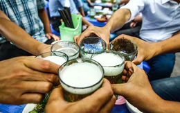 Những người 'ngày làm ba trăm rưỡi, uống bia hết năm trăm ngàn'