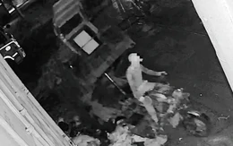 Chạy xe ba gác đổ rác bừa bãi bị camera ghi lại, bị mời làm việc và buộc thu gom lại rác