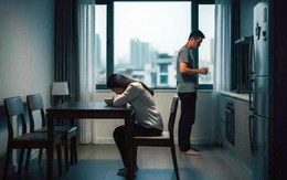Chồng đi làm về vội vào bếp nấu cơm, rửa chén, dọn dẹp nhà cửa, thương vợ đừng biến thành sự ỷ lại