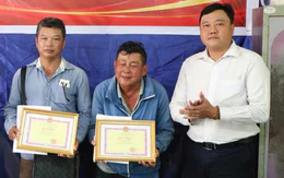 Khen thưởng 2 người dân nhặt được và đem trả ba lô chứa 38 triệu đồng, 7 nhẫn vàng
