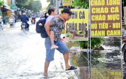 Ngập vì triều cường, người dân ở đường Bùi Văn Ba, TP.HCM cặm cụi dọn nhà từ sáng sớm