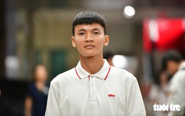 Nam SV ĐH Nông lâm TP.HCM đến nhận học bổng lúng túng với chiếc điện thoại cũ, nhưng 'thấy hạnh phúc'