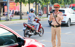 Cần Thơ tăng phạt nguội, ô tô đậu trên vỉa hè, xe đi ngược chiều đều bị ghi hình
