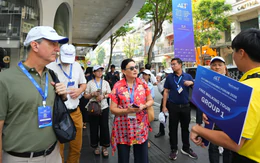 Chính khách, chuyên gia quốc tế trải nghiệm nhịp sống TP.HCM qua tour đi bộ