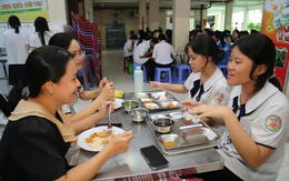 Trường THPT ở TP.HCM nấu ăn cho gần 800 học sinh, hiệu trưởng và giáo viên cũng ăn cơm bán trú