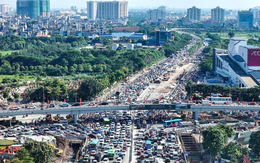 Hà Nội rào chắn làn sát vỉa hè đường Cổ Linh để thi công dự án trên cao nối cao tốc