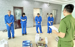 Mua hàng cấm là thuốc lá nhập lậu về cất kho bán, 4 người một gia đình bị khởi tố