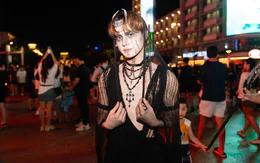 Tạo hình 'thượng vàng hạ cám', bạn trẻ đổ bộ phố đi bộ chơi Halloween