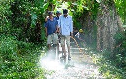 Độc lạ Cà Mau: Nông dân hùn tiền mua 'máy xịt lộ', rủ nhau rửa đường sau mưa