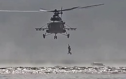 Dùng trực thăng giải cứu người mắc kẹt trên nóc xe hơi giữa dòng lũ ở Syria