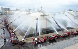 Diễn tập tình huống nổ bồn chứa hóa chất, cháy lan nhiều bồn xăng và tàu chở Naphtha