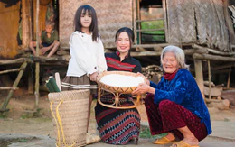 Cô gái Pa Kô học tiếng Anh qua AI, đưa thổ cẩm ra thế giới