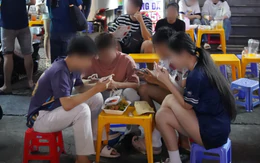 Ăn mì tôm nuốt luôn lưỡi lam: Coi chừng họa khi miệng nhai, tay lướt, mắt dán điện thoại