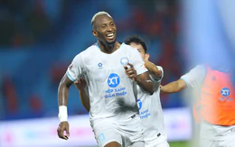 Ngược dòng trước 10 người Thể Công - Viettel, Nam Định lên đầu bảng V-League
