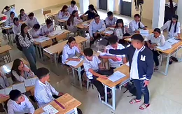 Nam sinh bị bạn đánh, bạt tai liên tiếp khi đang ngồi trong lớp học