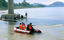 Mẹ già khóc ngất, 4 con ngóng tin cha mẹ mất tích sau vụ lật thuyền