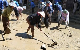 Vỡ kè chống lũ, bùn đất tràn vào hai trường học Nghệ An