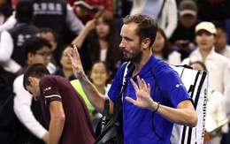 Đánh bóng trúng khán giả, Medvedev bị xử thua trước Djokovic