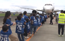 360 người hợp sức kéo chiếc máy bay Boeing 787 tại sân bay Nhật Bản
