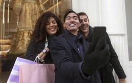 Gen Z Mỹ chật vật 'đóng vai người giàu' trên mạng